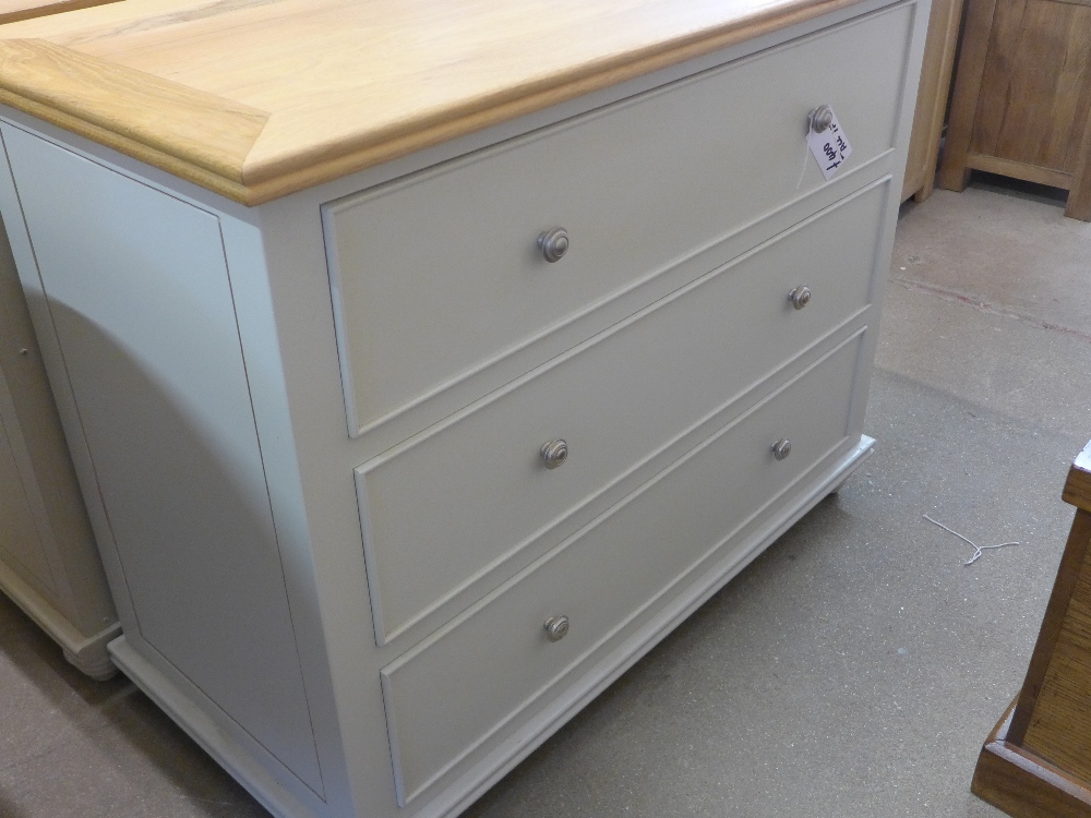 A Bramblecrest painted three drawer chest of drawers - Height 83 cm x Width 106 cm x Depth 50 cm