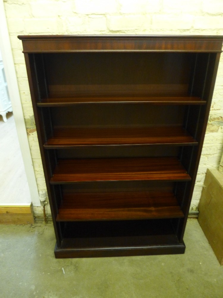 A modern reproduction bookcase with four adjustable shelves - Height 1.38 m x Width 89 cm x Depth