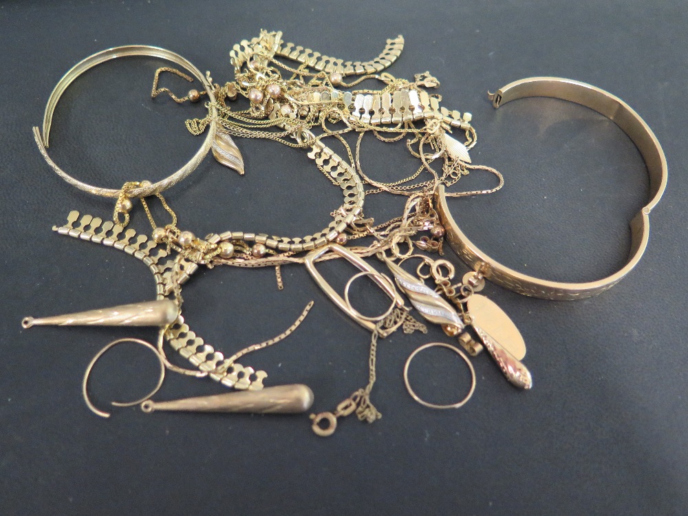 A quantity of 9 ct gold jewellery - Total approx. weight 58 grms 
Condition report: Mainly broken