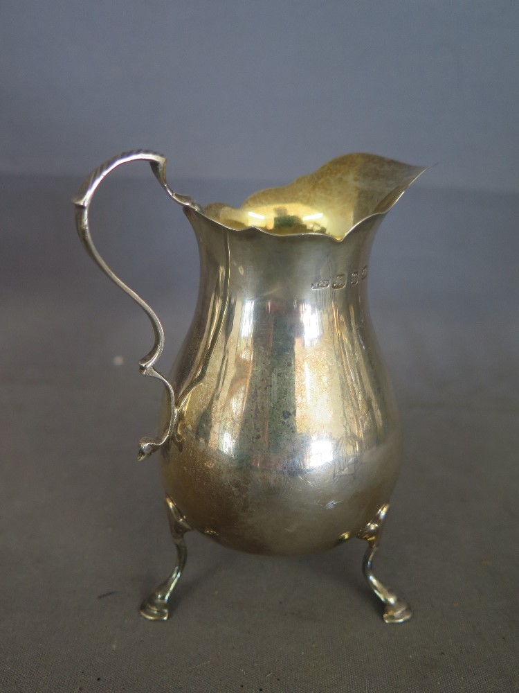 A silver cream jug - Birmingham 1886/87 - maker M & P - Weight approx. 3 troy oz 
Condition report: