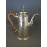 A silver coffee pot - London 1904/05 - maker J.P. - Weight approx. 28 troy oz - Height 24 cm