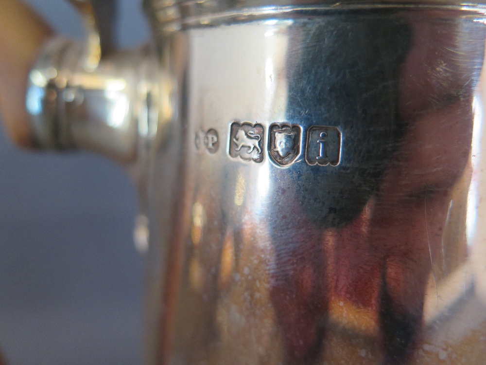 A silver coffee pot - London 1904/05 - maker J.P. - Weight approx. 28 troy oz - Height 24 cm - Image 2 of 2