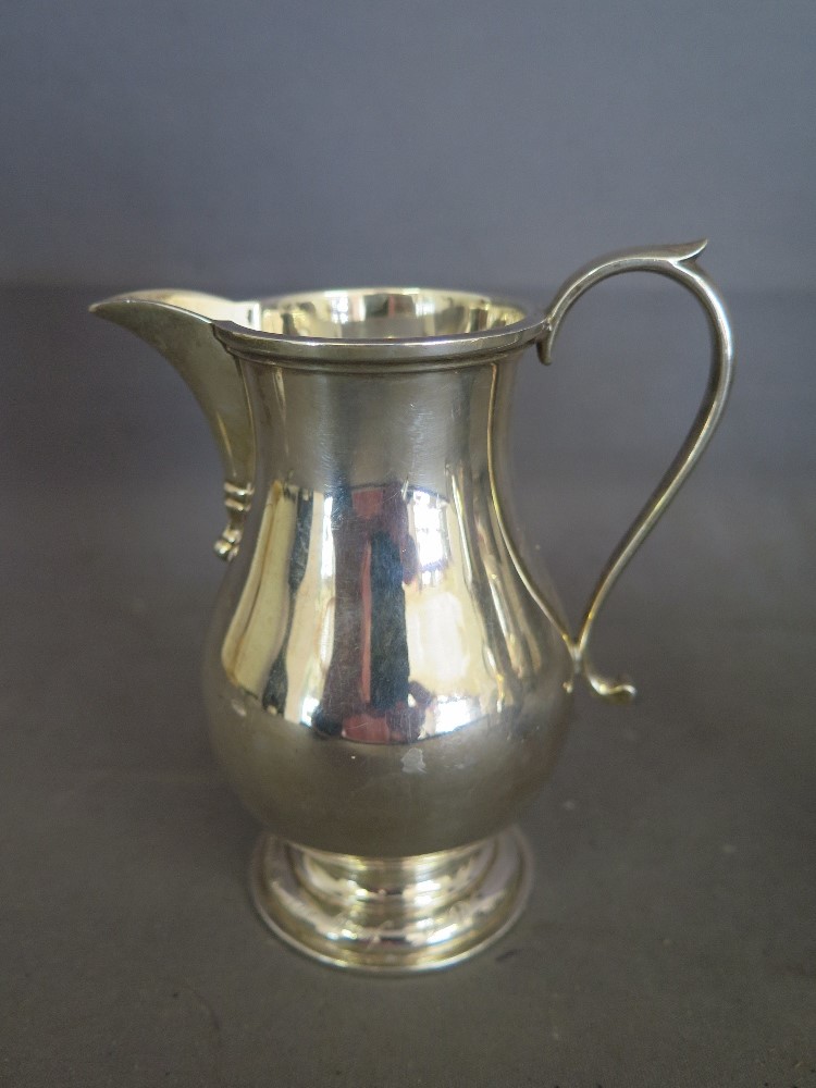 An Asprey silver presentation cream jug - London 1970/71 - Weight approx. 6.5 troy oz - Height 12