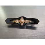 A late 19th century/ early 20th century 9ct gold onyx and seed pearl memorial brooch - Length 5cms