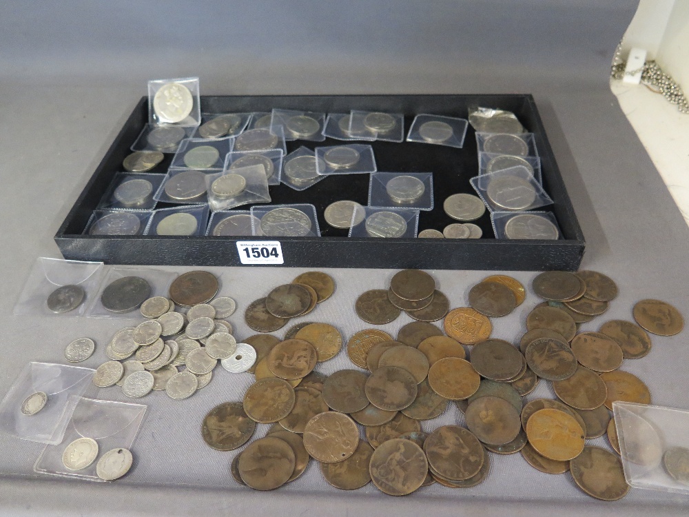 A collection of British and Foreign coinage to include a small number of silver coins, Crowns,