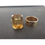 A 9ct gold band ring - With foliate detail - Hallmarked London - Ring size L - Weight approx 4.7gms