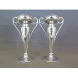 A pair of silver vases with wood in set bases - Chester 1919/20 - Height 18 cm 
Condition report: