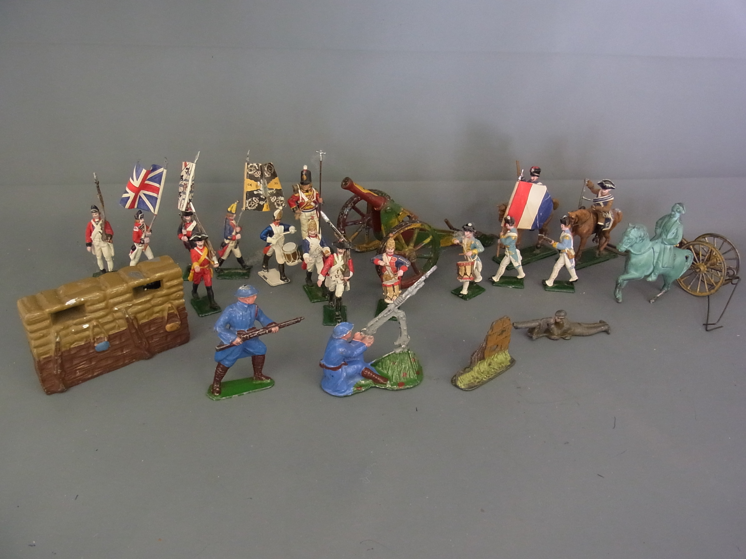 Britain's Lead Soldiers - A mixed lot of soldiers including fifteen colonial examples,