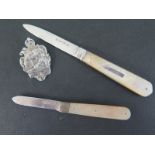 Two mother of pearl and silver bladed fruit knives and a silver fob 
Condition report: One knife