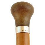 λ An early 20th century rhinoceros horn parasol handle, with a 12ct gold ferrule, stamped 'BRIGG,