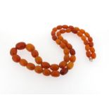 An amber bead necklace, 81g.
