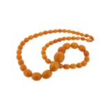 An amber bead necklace, 45g, 66cm.