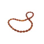 An amber bead necklace 45cm. 15g.