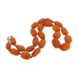 An amber bead necklace 41g, 52cm.
