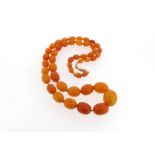 An amber bead neckalce, 49g.