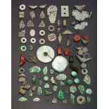 A COLLECTION OF SMALL CHINESE NEPHRITE, JADEITE AND AGATE ITEMS QING DYNASTY Comprising plaques,