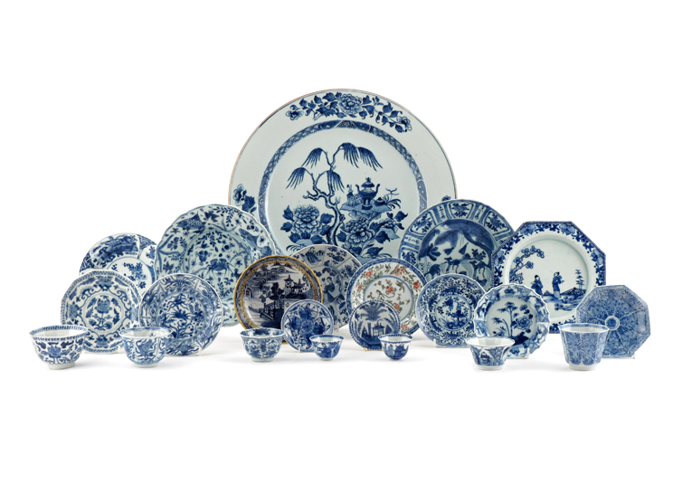 A COLLECTION OF CHINESE BLUE AND WHITE ITEMS 17TH AND 18TH CENTURIES Comprising: a large plate,