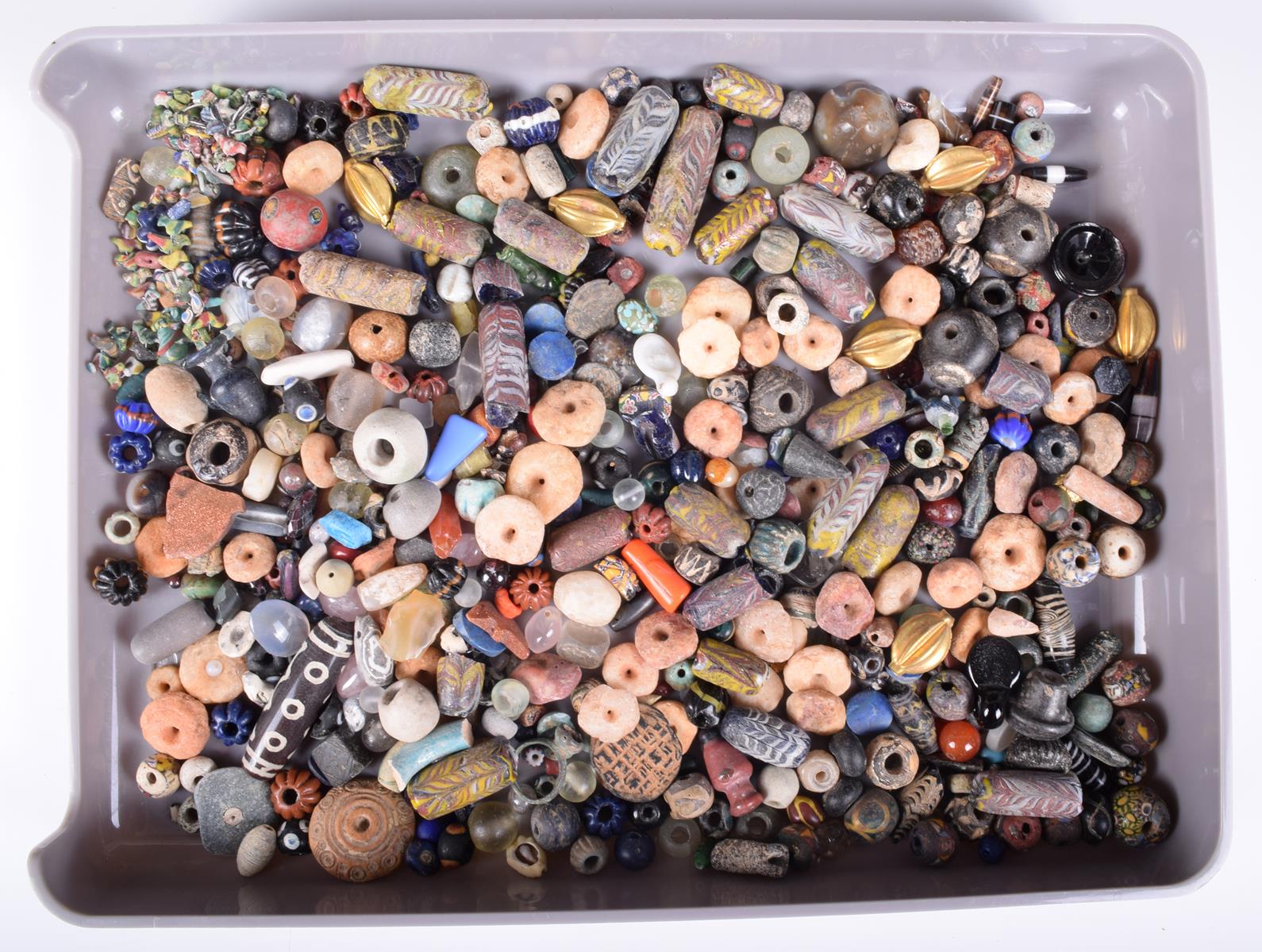 A large collection of glass and stone beads. (a lot) - Image 3 of 4