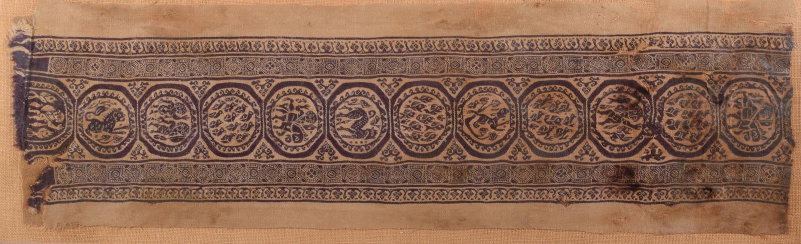 An Egyptian Coptic textile fragment, linen and wool, with a central band of roundels depicting - Image 2 of 3