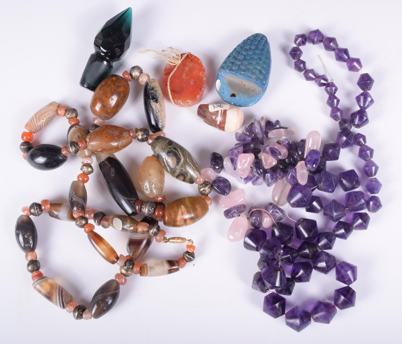 A large collection of glass and stone beads. (a lot) - Image 4 of 4