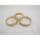Three 18ct gold wedding bands, 8.5g in total