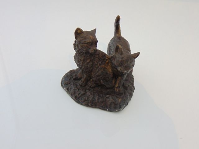 A small cast bronze study depicting a pair of kittens (unsigned), 641 grams approximately - Image 2 of 4