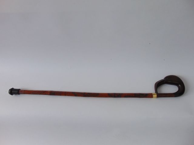 An unusual eastern bamboo walking cane with incised decoration of fish terminating in an extensive - Image 2 of 2