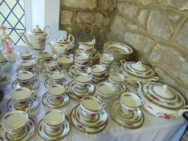 An extensive collection of Paragon Tree of Kashmir pattern dinner, tea and coffee wares comprising a - Image 2 of 2