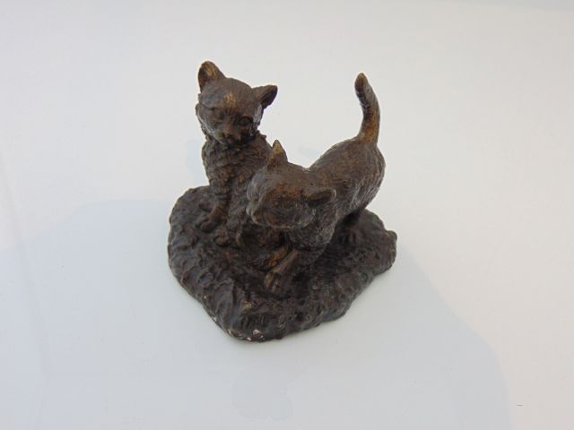 A small cast bronze study depicting a pair of kittens (unsigned), 641 grams approximately - Image 3 of 4