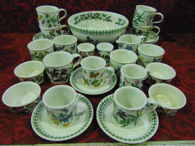 A collection of Portmeirion teawares in the Botanic Garden pattern including milk jug, sugar bowl, 9