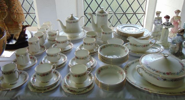 A collection of Paragon Belinda pattern dinner, coffee and tea wares comprising a two handled tureen - Image 2 of 2