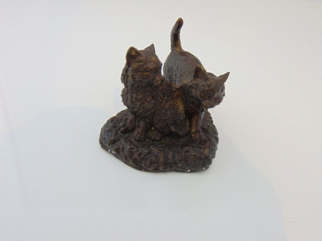 A small cast bronze study depicting a pair of kittens (unsigned), 641 grams approximately