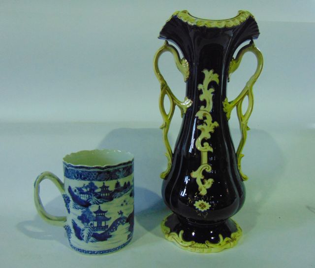 A large 18th century tankard with blue and white painted chinoiserie decoration with double reeded - Image 2 of 4