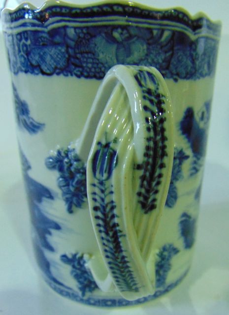 A large 18th century tankard with blue and white painted chinoiserie decoration with double reeded - Image 4 of 4