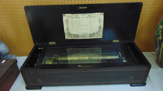 A 19th century musical box playing 12 airs, the lid in rosewood with marquetry detail, the - Image 4 of 4