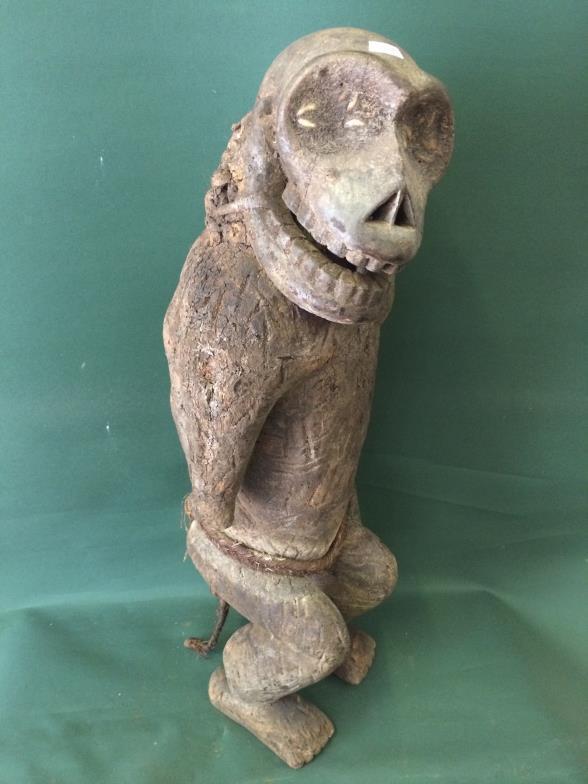 BULU Monkey Figure CAMEROON Measures 65 cms To bid live please visit www.yeovilauctionrooms.com - Image 3 of 3