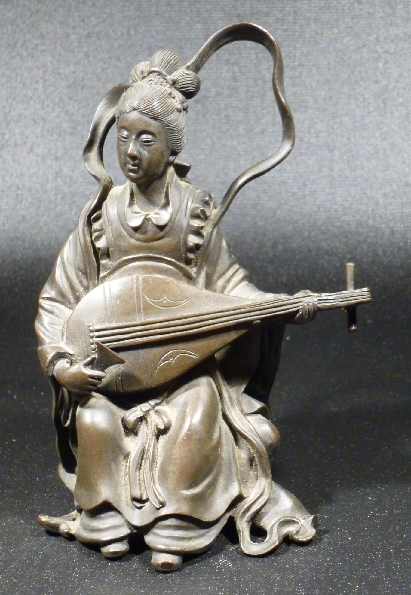 LATE c19th JAPANESE BRONZE FIGURE OF A FINELY DRESSED WOMAN PLAYING A LUTE (h: 11.5 cm) 493.6 g