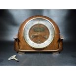 EARLY c20th MANTLEPIECE CLOCK IN OAK CASE (h: 24 cm)