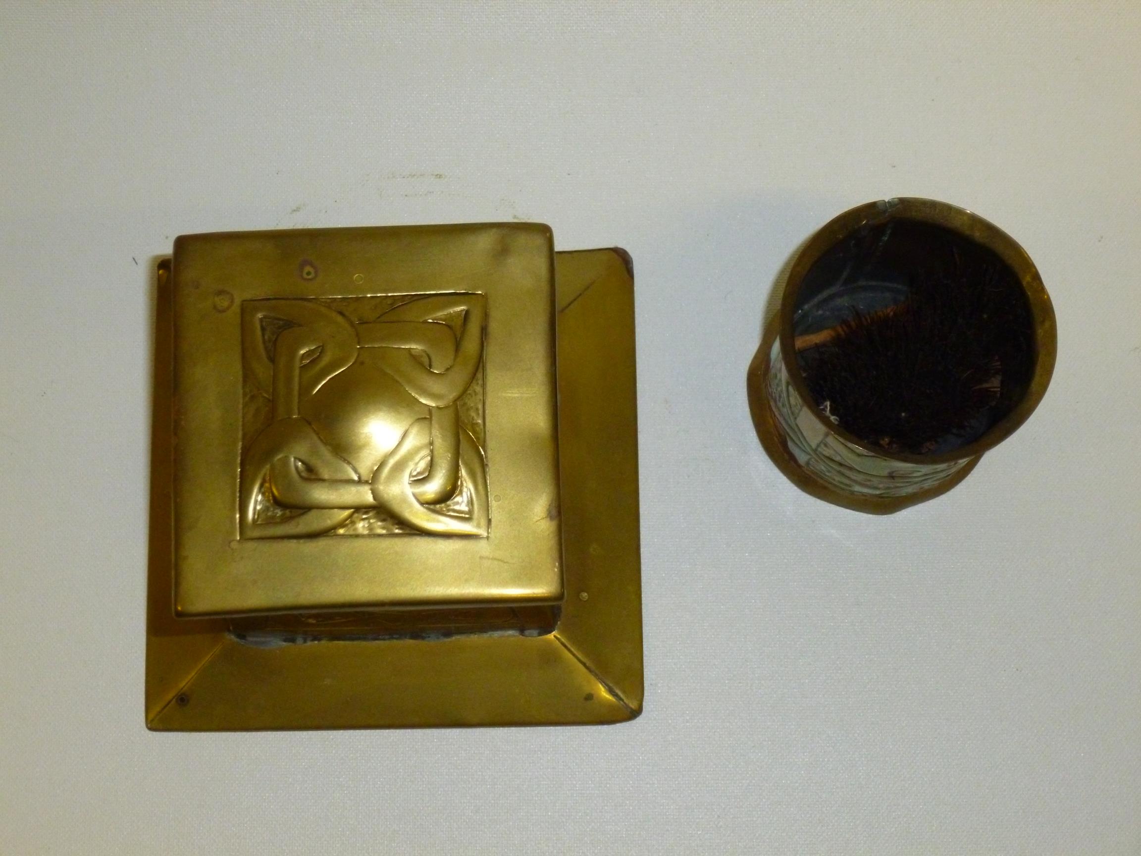 ART NOUVEAU STYLE BRASS INKWELL AND CYLINDRICAL NIB WIPER WITH CELTIC MOTIF DESIGN - Image 2 of 4