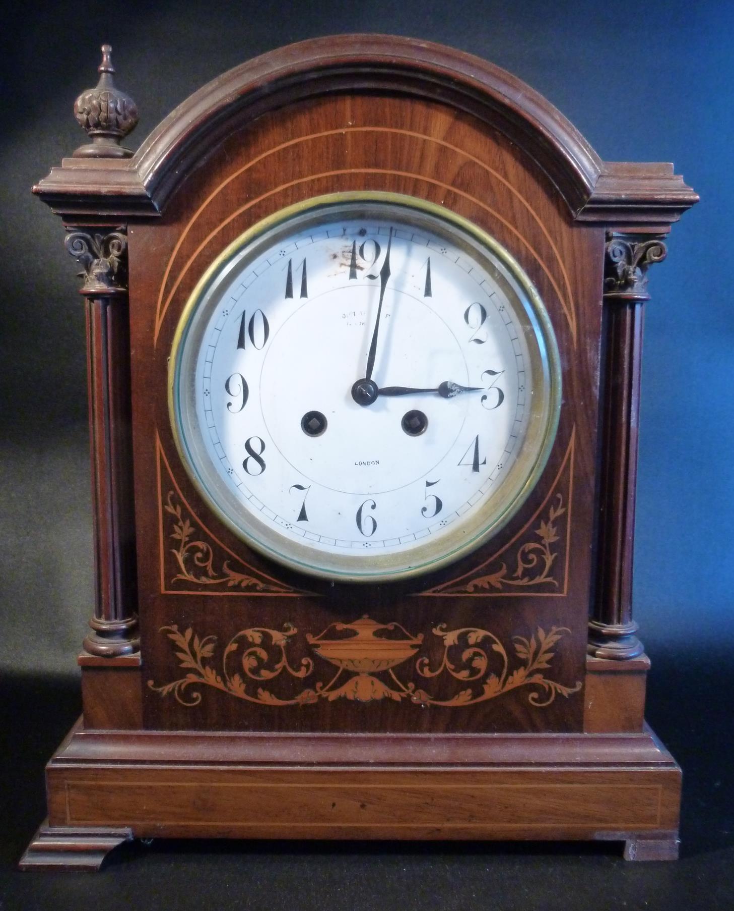 EDWARDIAN MANTLE CLOCK WITH A WHITE ENAMELLED CIRCULAR DIAL ENCLOSING A FRENCH EIGHT-DAY MOVEMENT