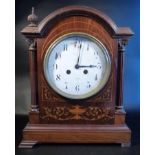 EDWARDIAN MANTLE CLOCK WITH A WHITE ENAMELLED CIRCULAR DIAL ENCLOSING A FRENCH EIGHT-DAY MOVEMENT