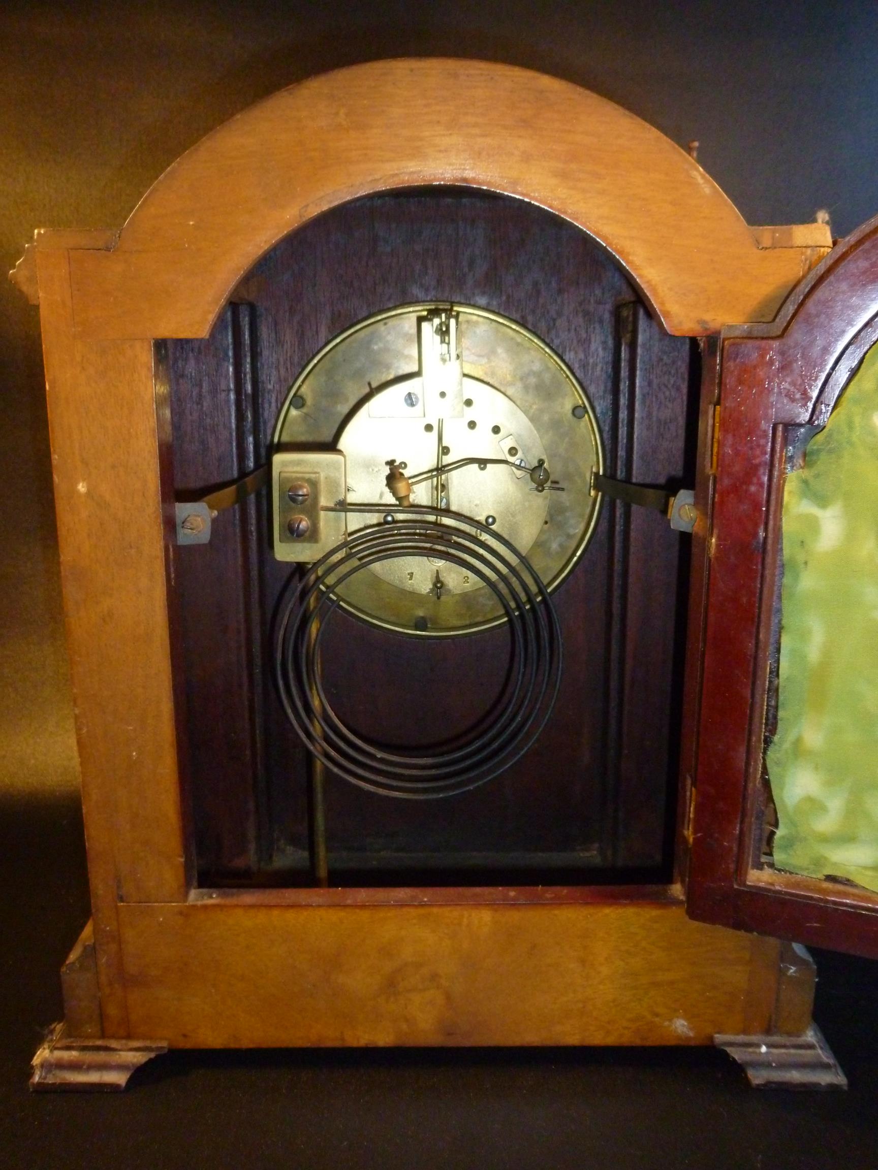 EDWARDIAN MANTLE CLOCK WITH A WHITE ENAMELLED CIRCULAR DIAL ENCLOSING A FRENCH EIGHT-DAY MOVEMENT - Bild 6 aus 7