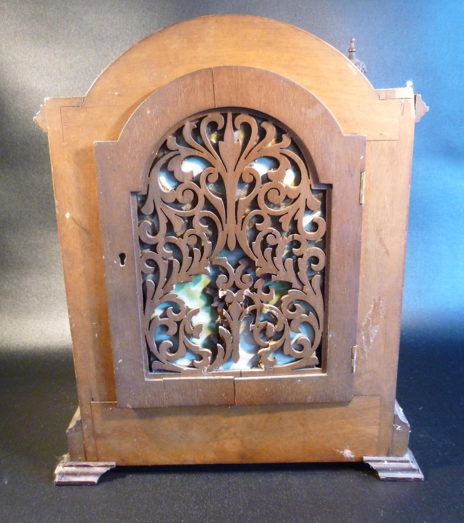 EDWARDIAN MANTLE CLOCK WITH A WHITE ENAMELLED CIRCULAR DIAL ENCLOSING A FRENCH EIGHT-DAY MOVEMENT - Bild 5 aus 7