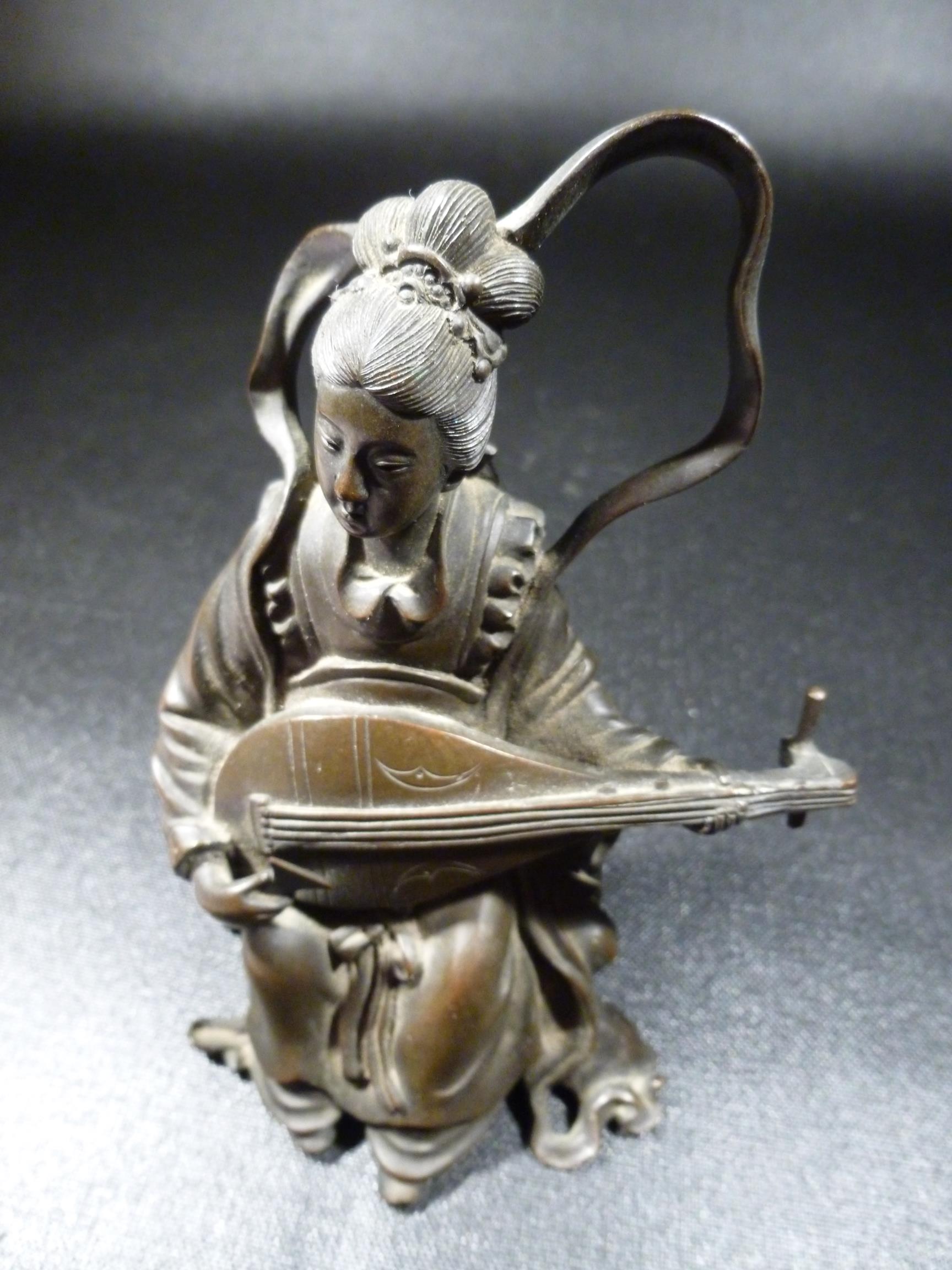 LATE c19th JAPANESE BRONZE FIGURE OF A FINELY DRESSED WOMAN PLAYING A LUTE (h: 11.5 cm) 493.6 g - Bild 4 aus 4