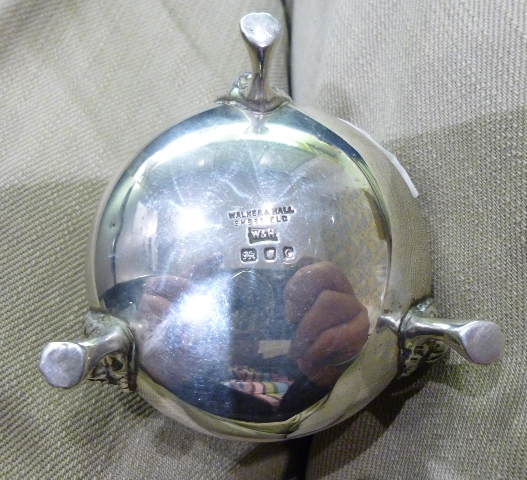 SILVER MUSTARD POT AND SPOON, SILVER SALT (BOTH WITH BLUE GLASS LINERS) TOGETHER WITH A SMALL OVAL - Image 5 of 6