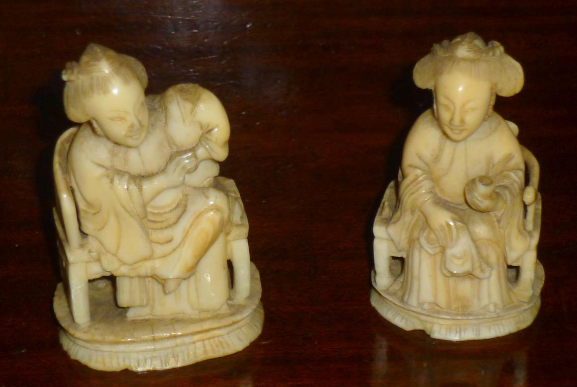 CHINESE CARVED IVORY GROUP OF A WOMEN SEATED WITH A CHILD (h: 7 cm) AND A CARVED IVORY SEATED FIGURE