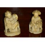 CHINESE CARVED IVORY GROUP OF A WOMEN SEATED WITH A CHILD (h: 7 cm) AND A CARVED IVORY SEATED FIGURE