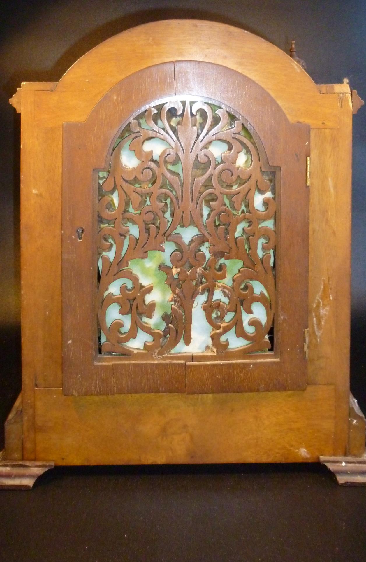 EDWARDIAN MANTLE CLOCK WITH A WHITE ENAMELLED CIRCULAR DIAL ENCLOSING A FRENCH EIGHT-DAY MOVEMENT - Bild 4 aus 7