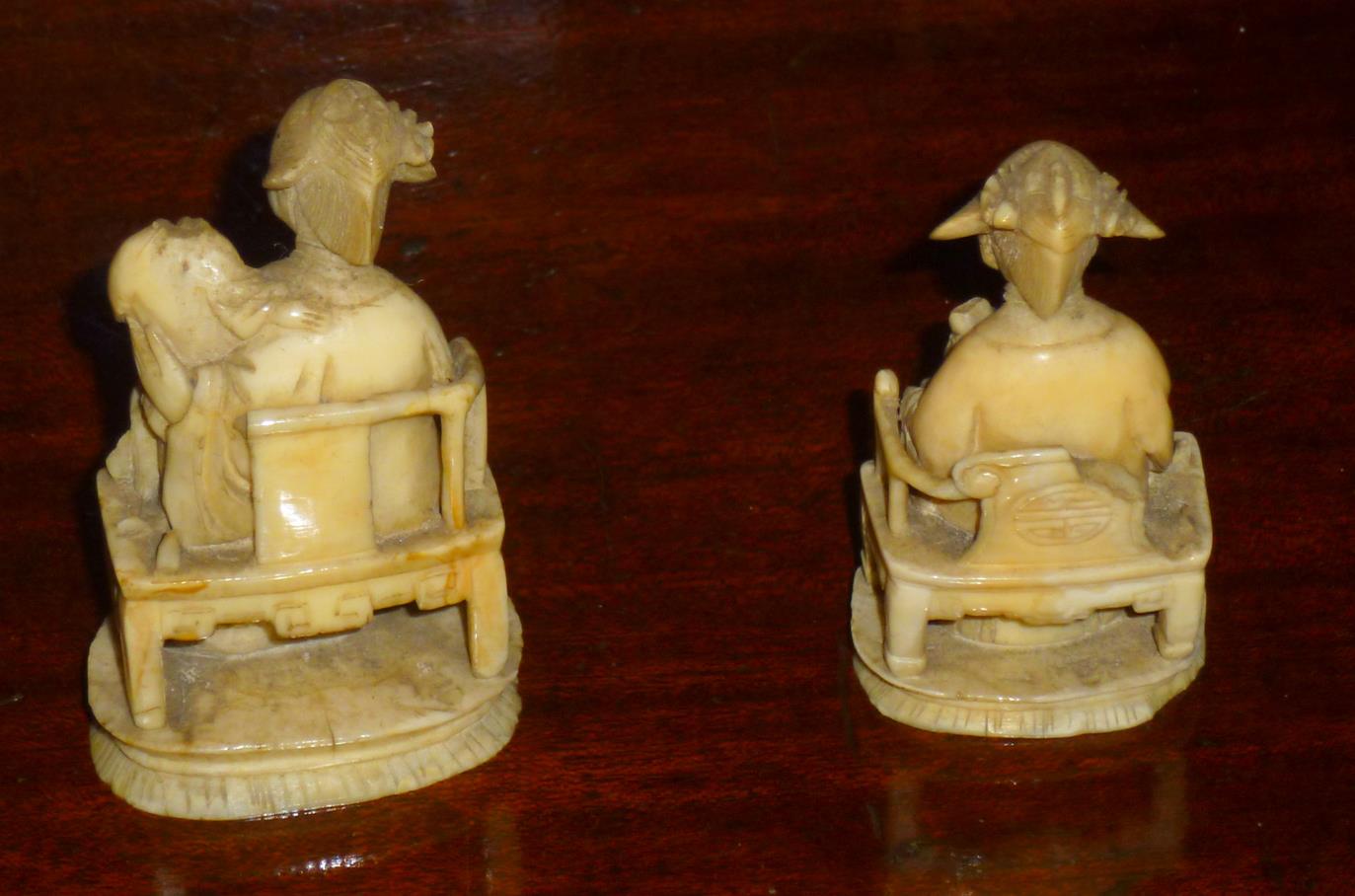 CHINESE CARVED IVORY GROUP OF A WOMEN SEATED WITH A CHILD (h: 7 cm) AND A CARVED IVORY SEATED FIGURE - Bild 2 aus 2