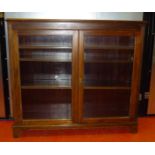 LARGE MAHOGANY GLASS FRONTED BOOKCASE WITH THREE SHELVES (h: 100 cm l: 123 cm)